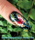 Изображение порхающей бабочки в пальмовых листьях,  выполненное в китайской манере. Рисунки на ногтях.