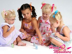 маленькие девочки сплетничают о маникюре